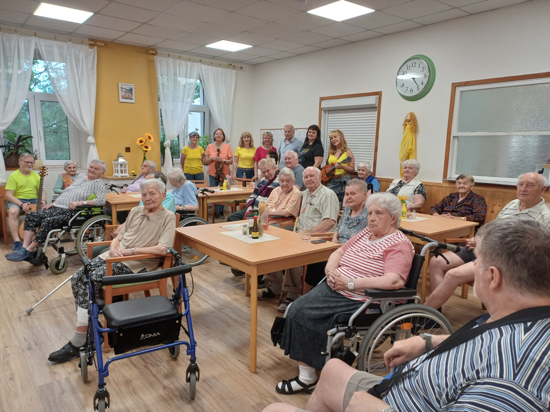 Zpívánky- hrajeme seniorům ve Velelibechh