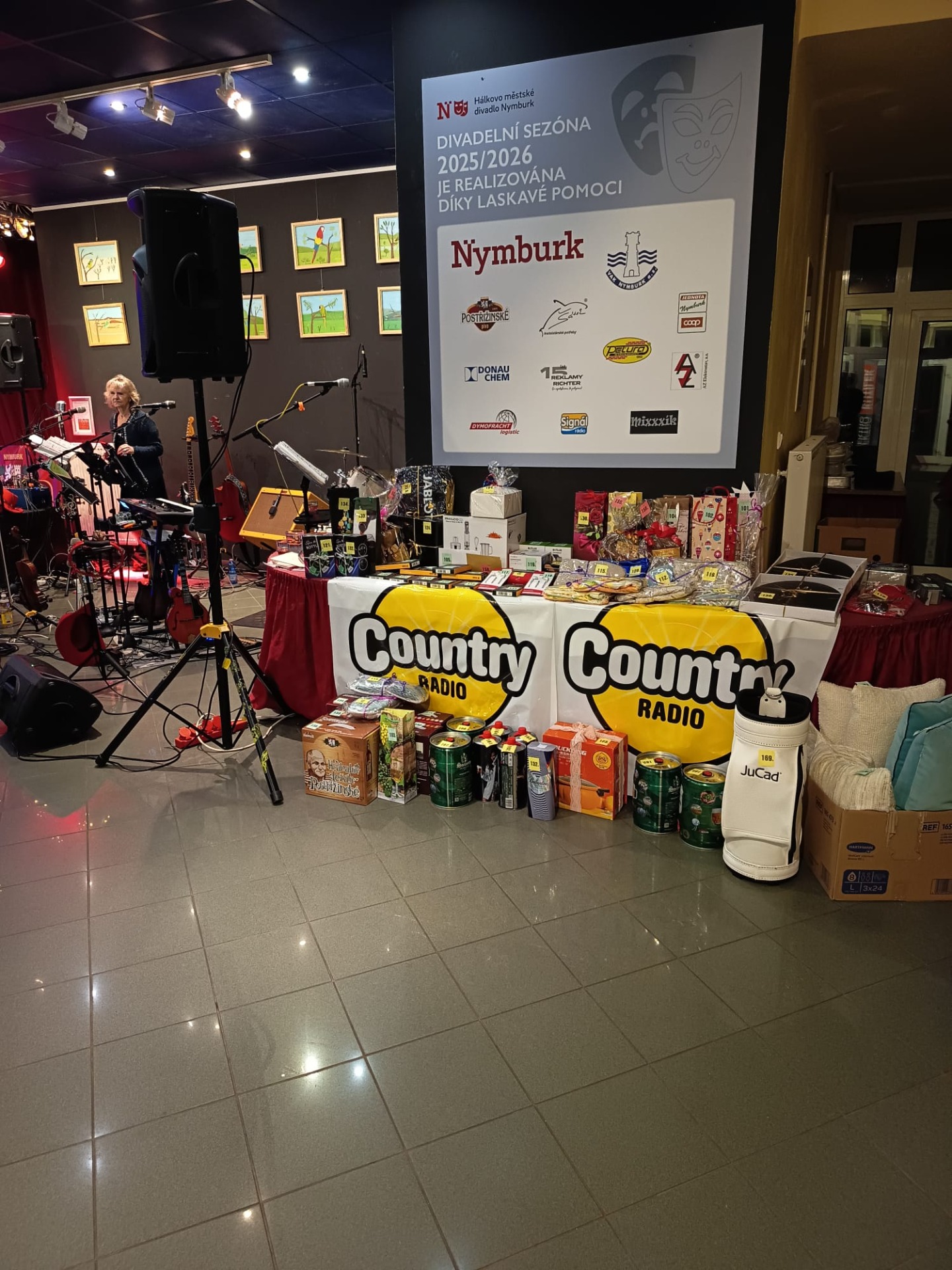 Tombola na 4. Country-bálu byla bohatá a zmizela za pár minut.