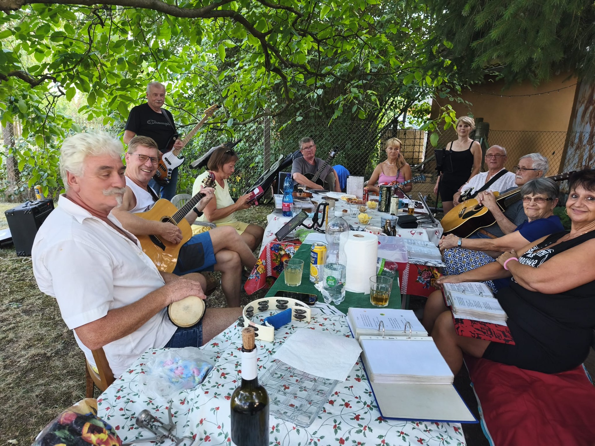 ZPÍVÁNKY i Vrzavá Suzy rádi zahrají i na soukromých oslavách. Z oslavy 6.8. 2026